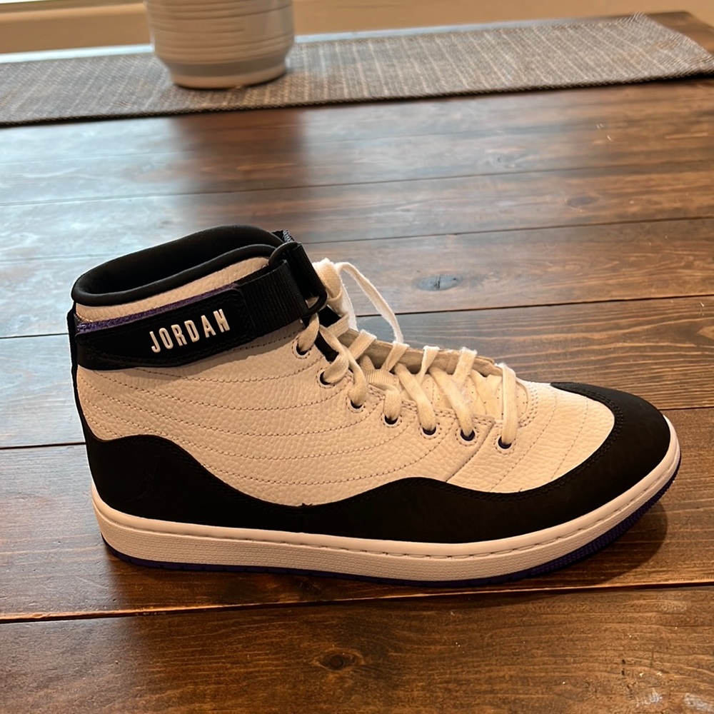 NWOT Jordan KO 23 'white dark concord's sneakers